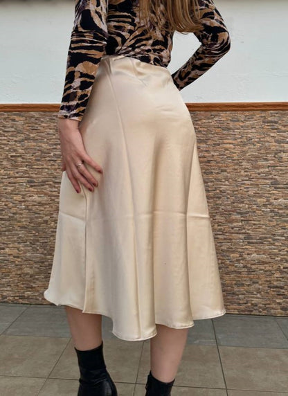 Falda satinada beige